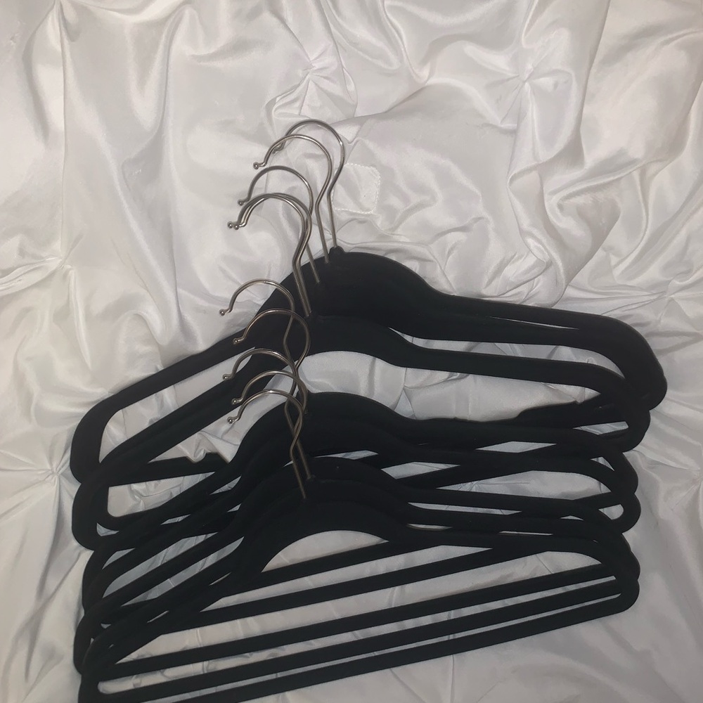Black velvet hangers (6)) 10packs (used good condition) 60 Total - Picture 7 of 14